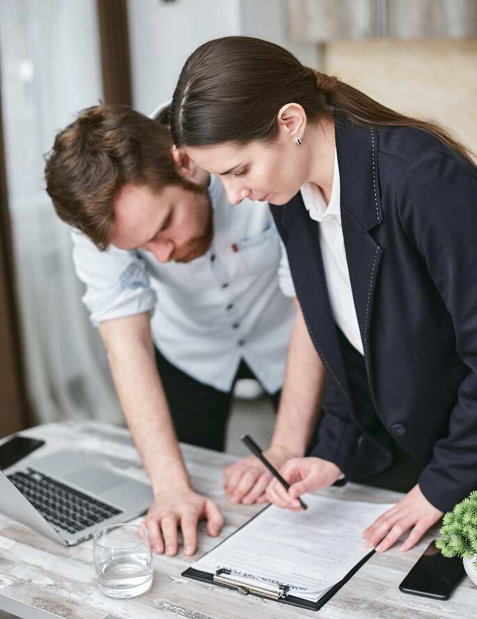 Deux personnes sur un bureau lisant un contrat